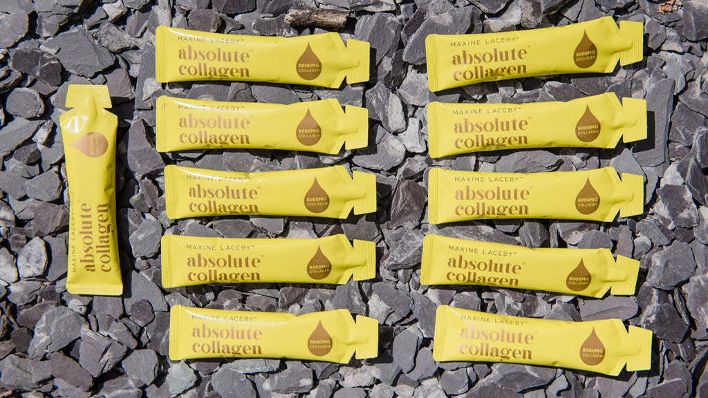 Foto von 11 Absolute Collagen Beutel auf einem grauen Hintergrund